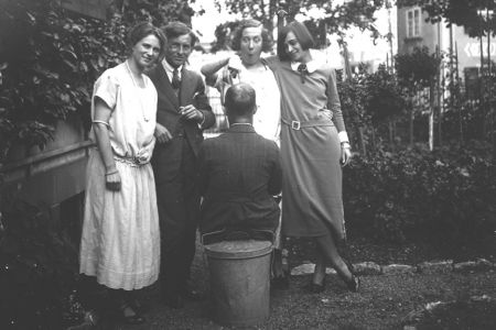 Paul Hindemith auf der Tonne vor seiner Frau und der Tänzerin Yvonne Georgi, links Burkard Heinrich mit Frau